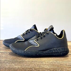 Nike Black and Gold Sneakers‎ with Speckled Sole Boys Size 5Y.